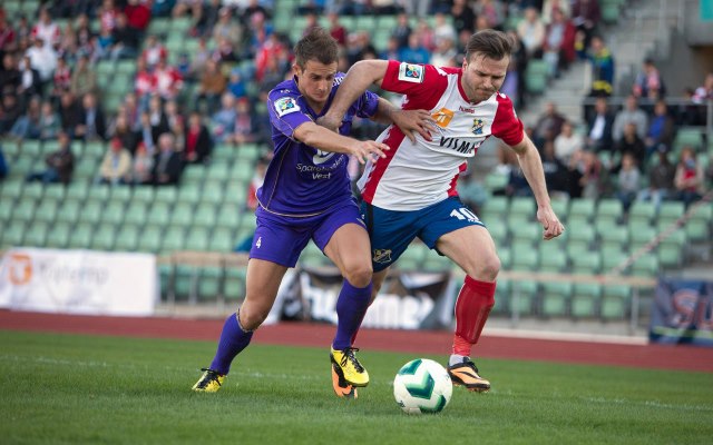 Armin Sistek (Lyn) forserer Alexander Sindrason (Fyllingsdalen)